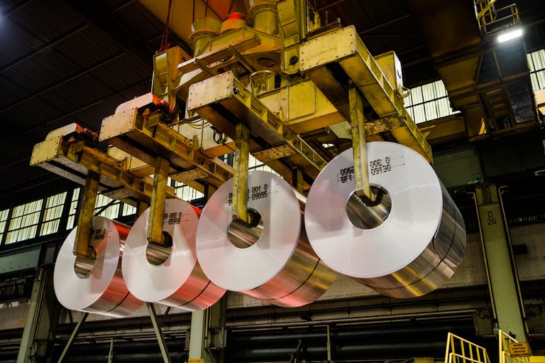 Coils auf dem Weg zur Kaltwalze