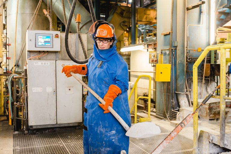 Kollegin beim Vorbereiten der Gießrinne