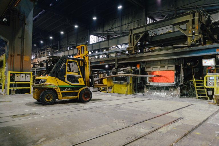 Umrühren der Schmelze im Schmelzofen