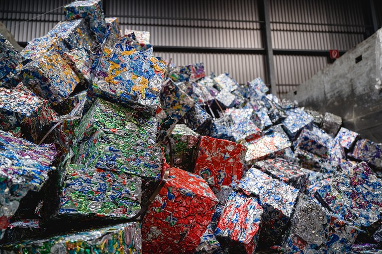 Dosenschrotte warten auf ihr nächstes Leben