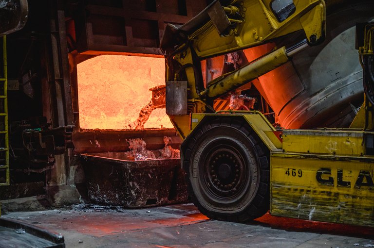 Hinzufügen von flüssigem Recycling-Alu