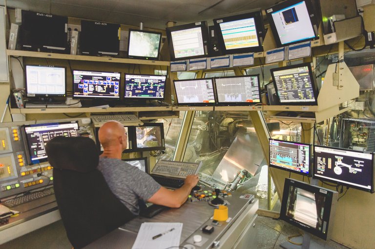 Im Steuerstand der Kaltwalze